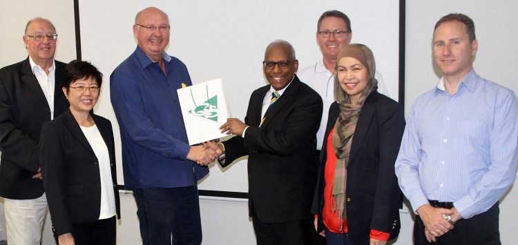 The President of the ASAQS, Bert van den Heever, presented Dato' Sr Sri Kandan with a momento of our visit to their office.